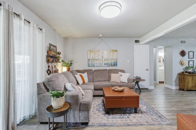 800 Belaire Drive, Burleson, TX 76028