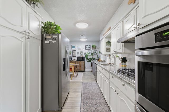 800 Belaire Drive, Burleson, TX 76028