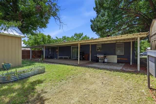 800 Belaire Drive, Burleson, TX 76028