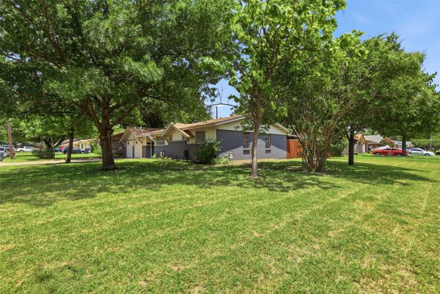 800 Belaire Drive, Burleson, TX 76028