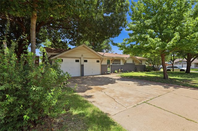800 Belaire Drive, Burleson, TX 76028