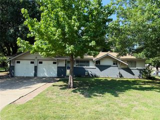 800 Belaire Drive, Burleson, TX 76028