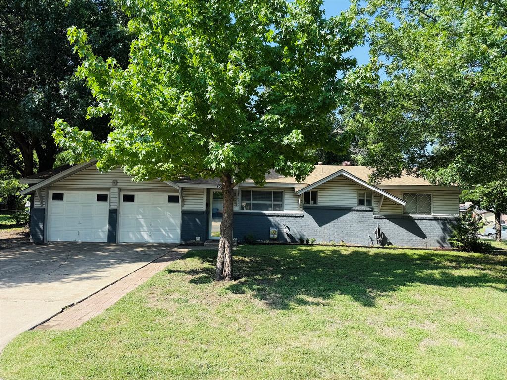 800 Belaire Drive, Burleson, TX 76028