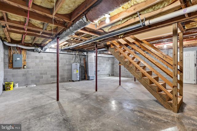 358 W SPRING ST, Woodstock, VA 22664