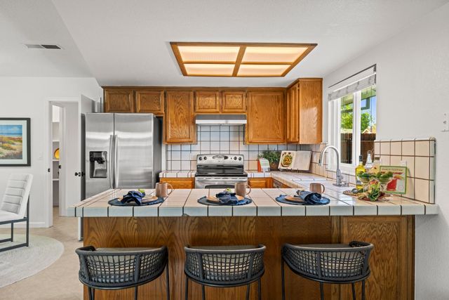 1800 Meadow Ln, Lincoln, CA 95648