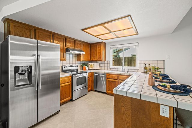 1800 Meadow Ln, Lincoln, CA 95648