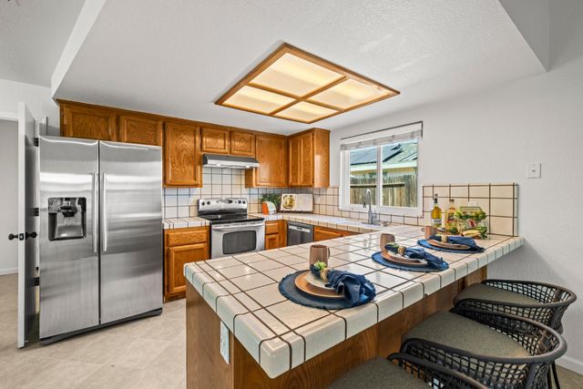 1800 Meadow Ln, Lincoln, CA 95648