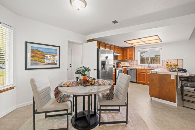 1800 Meadow Ln, Lincoln, CA 95648