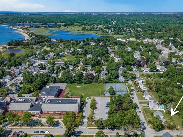 23 Hammond St, Mattapoisett, MA 02739