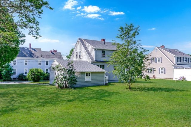 23 Hammond St, Mattapoisett, MA 02739