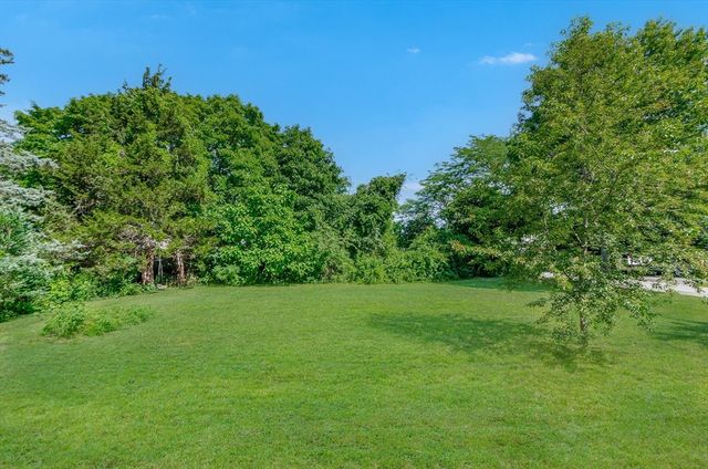 23 Hammond St, Mattapoisett, MA 02739
