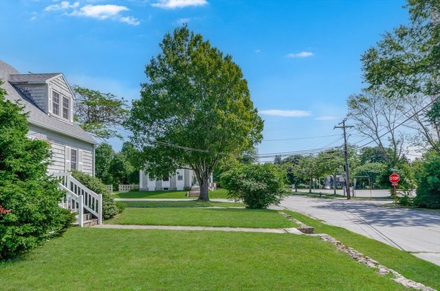 23 Hammond St, Mattapoisett, MA 02739