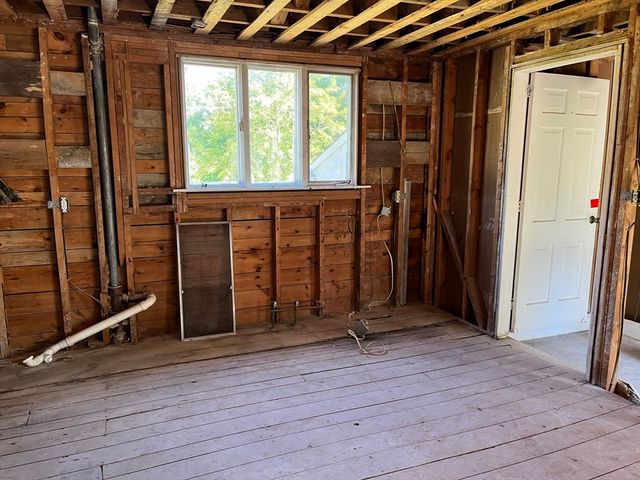23 Hammond St, Mattapoisett, MA 02739