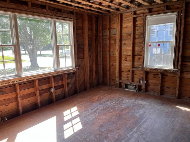 23 Hammond St, Mattapoisett, MA 02739