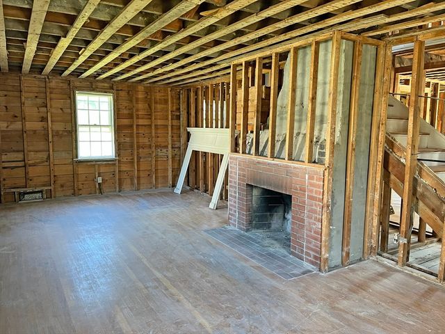 23 Hammond St, Mattapoisett, MA 02739