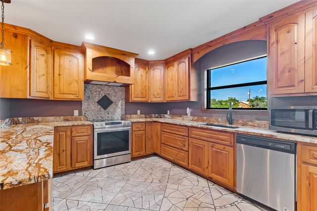 606 E College ST, Llano, TX 78643