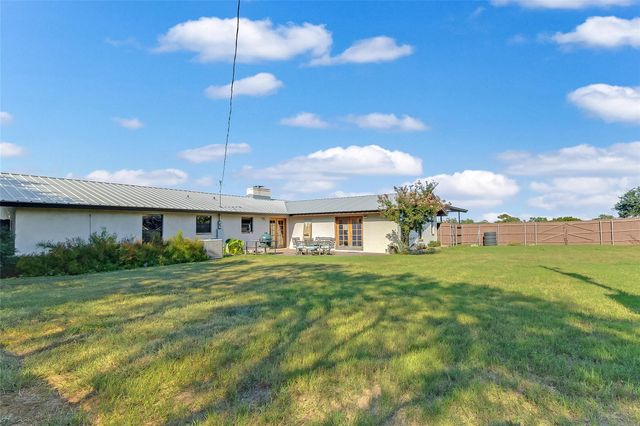 606 E College ST, Llano, TX 78643