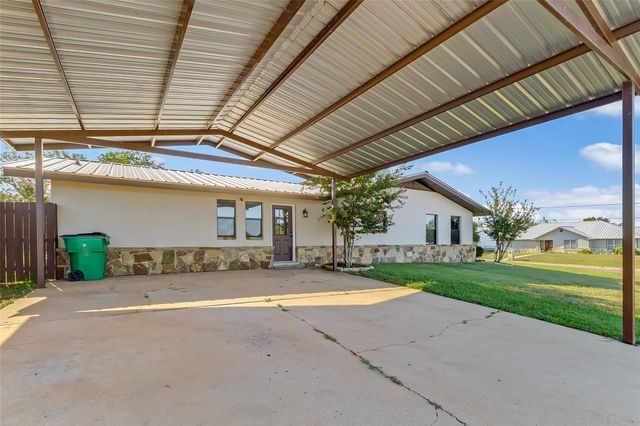 606 E College ST, Llano, TX 78643