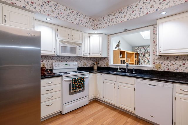 15 B Castle Hill Rd. B, Agawam, MA 01001