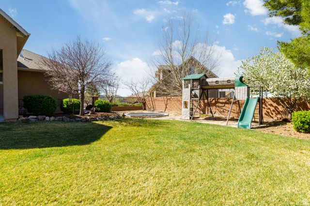346 W CANYON TRAILS DR, Dammeron Valley, UT 84783
