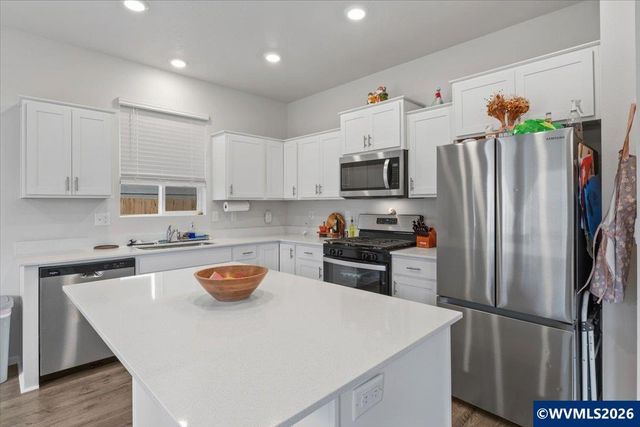 463 Lost Lake St NE, Salem, OR 97301