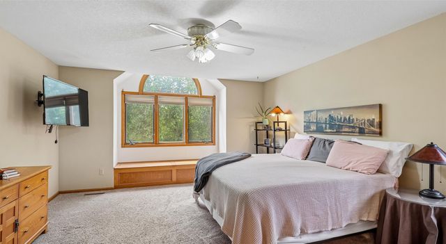 455 Edgewood Lane, Pleasant Hill, IA 50327