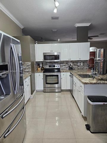2635 SE 4th Pl, Homestead, FL 33033