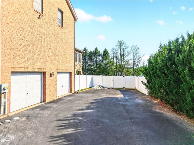 111 Janyce Dr, Hempfield Twp, PA 15601