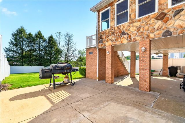 111 Janyce Dr, Hempfield Twp, PA 15601