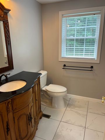 79 Sargent Road, Sandown, NH 03873