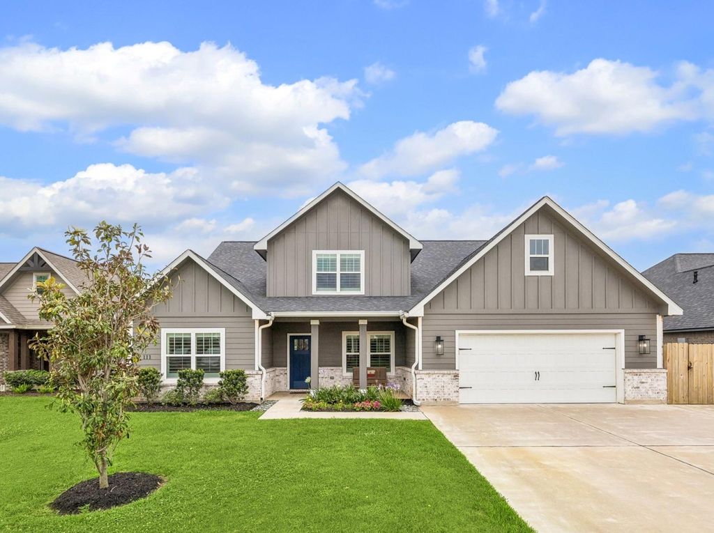 111 Creekside Lane, Lake Jackson, TX 77566