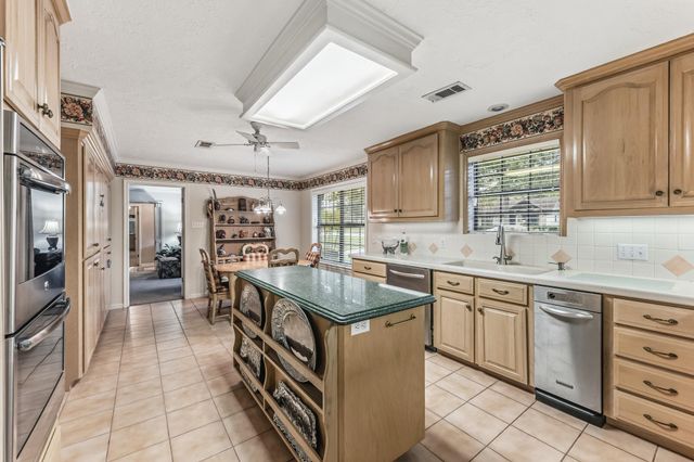 241 Hickory Street, Huntsville, TX 77320