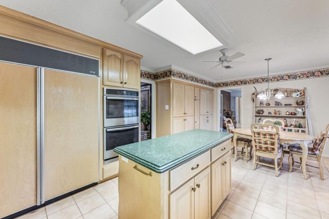 241 Hickory Street, Huntsville, TX 77320