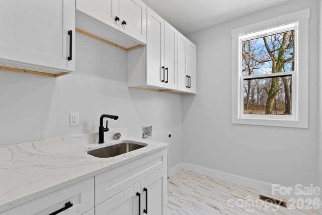 19 E Starnes Cove Road, Asheville, NC 28806