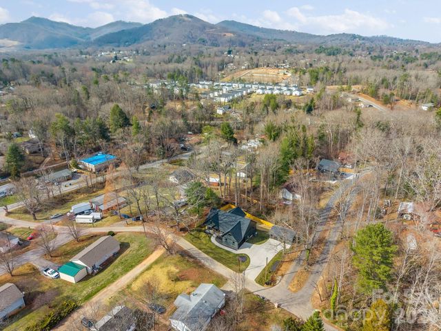 19 E Starnes Cove Road, Asheville, NC 28806