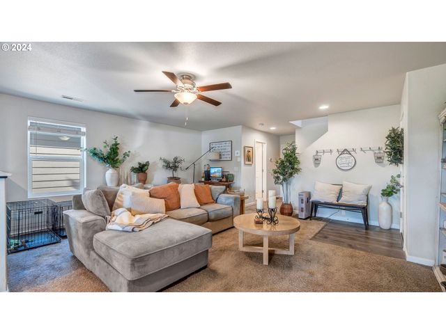 330 FOREST Ln, Molalla, OR 97038