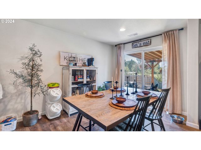 330 FOREST Ln, Molalla, OR 97038