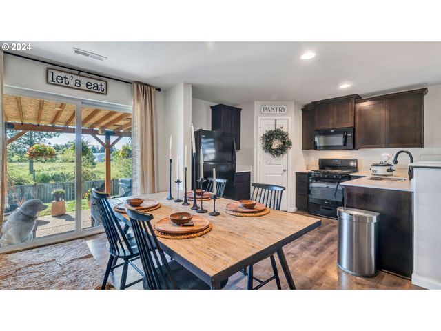 330 FOREST Ln, Molalla, OR 97038