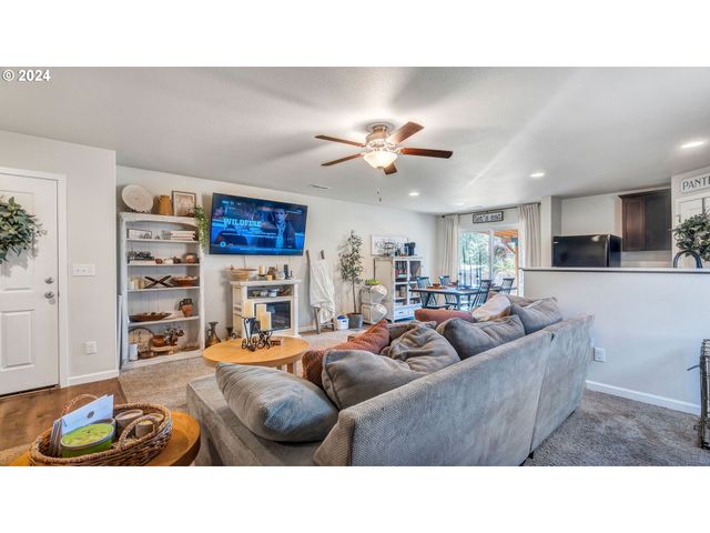 330 FOREST Ln, Molalla, OR 97038