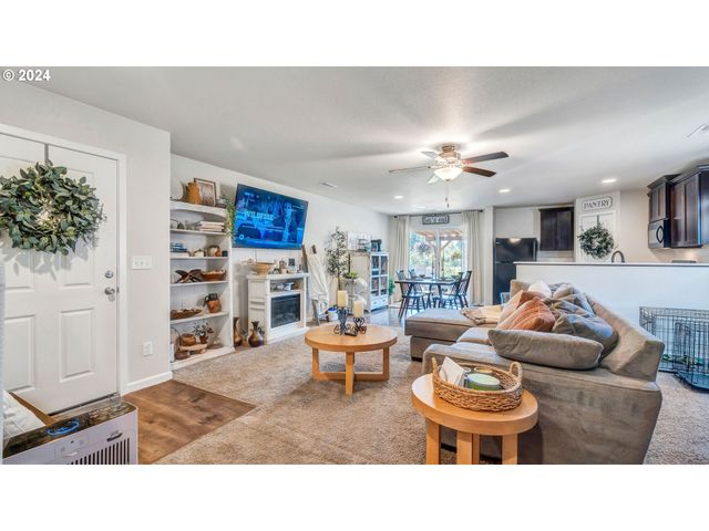 330 FOREST Ln, Molalla, OR 97038