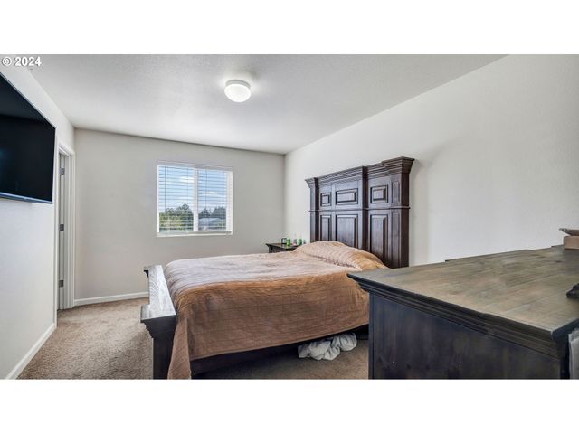 330 FOREST Ln, Molalla, OR 97038