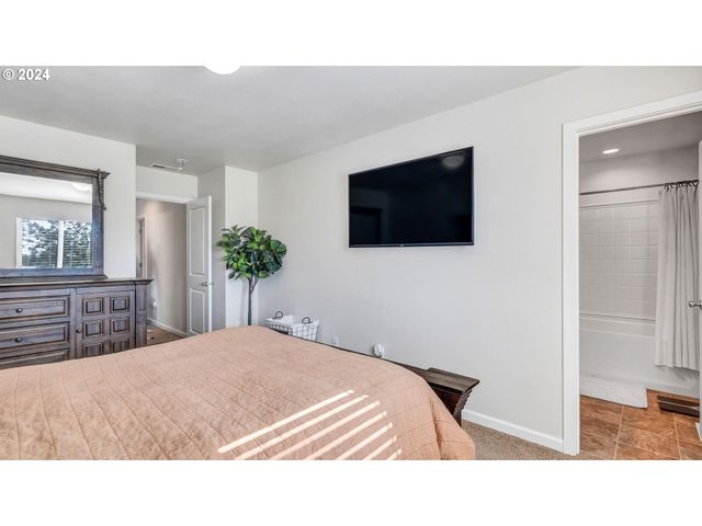 330 FOREST Ln, Molalla, OR 97038