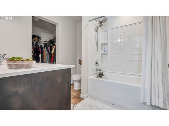 330 FOREST Ln, Molalla, OR 97038