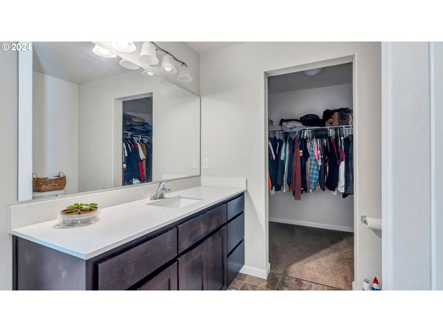 330 FOREST Ln, Molalla, OR 97038