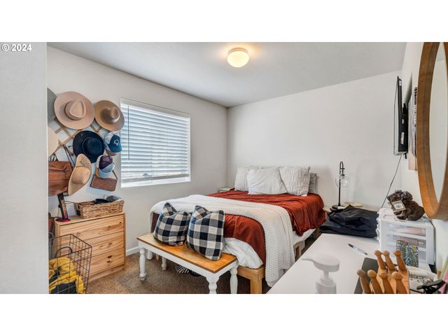 330 FOREST Ln, Molalla, OR 97038