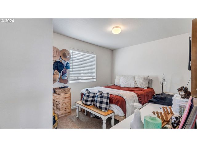 330 FOREST Ln, Molalla, OR 97038