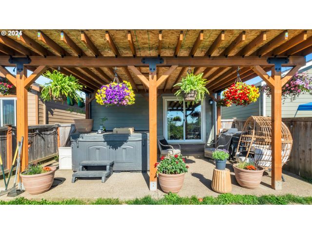 330 FOREST Ln, Molalla, OR 97038