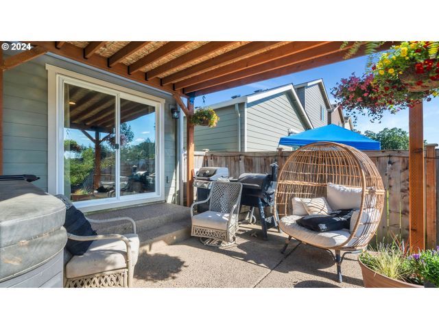 330 FOREST Ln, Molalla, OR 97038