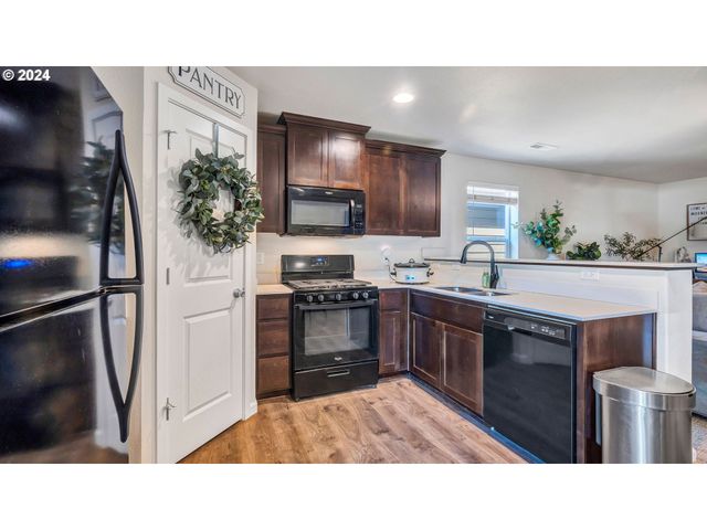 330 FOREST Ln, Molalla, OR 97038