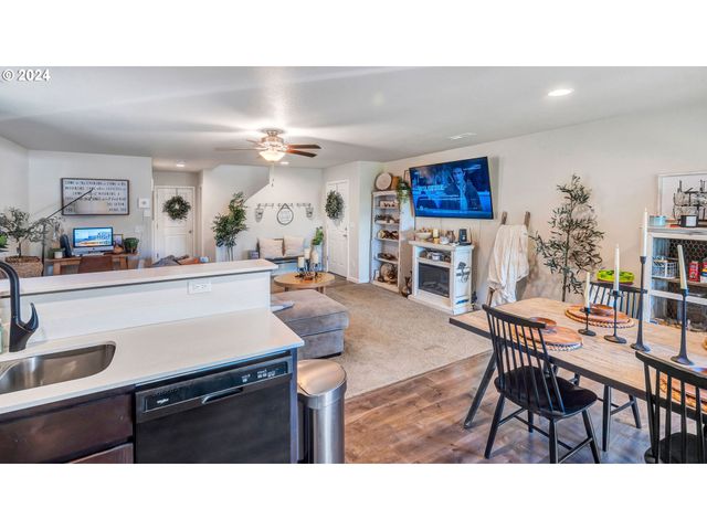 330 FOREST Ln, Molalla, OR 97038